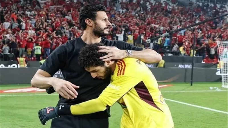 شوبير يكشف حقيقة وجود أزمة بين حراس الأهلي