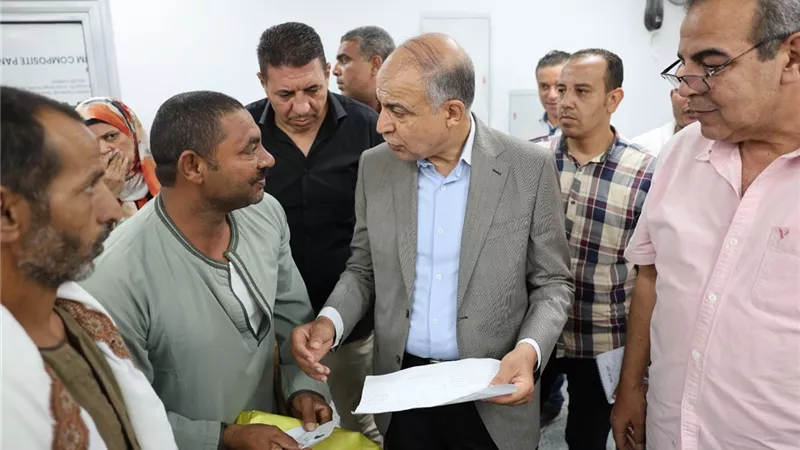 محافظ المنيا يستجيب لمواطن ويوقع له عقدتقنين أراضي أملاك دولة