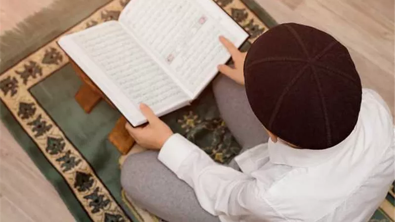 هل يُثاب الطفل على أداء العبادات قبل سن البلوغ؟