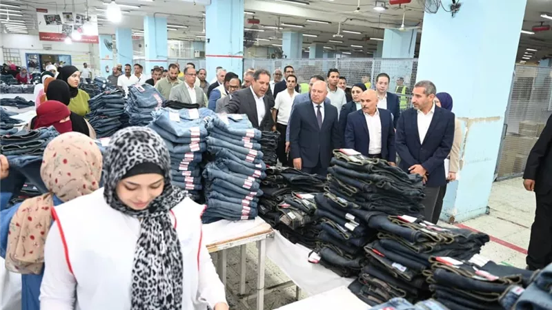 الوزير يتفقد مصنع متخصص في الملابس الجاهزة بمدينة 15 مايو