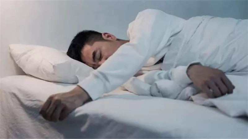 هل يمنحك النوم الطويل صحة أفضل؟ الأطباء يحسمون الجدل