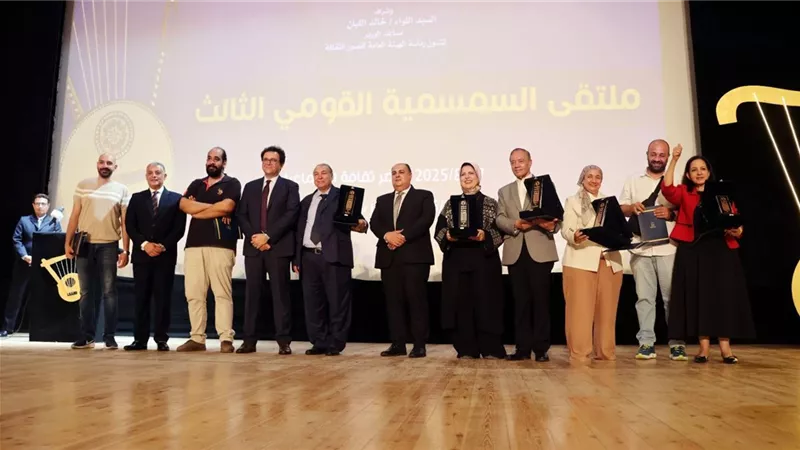 وزير الثقافة ومحافظ الإسماعيلية يكرمان فناني السمسمية ..صور