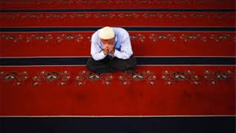 آفات تُطفئ روح المؤمن.. وأدوية من أعمّ الاستعاذات النبوية