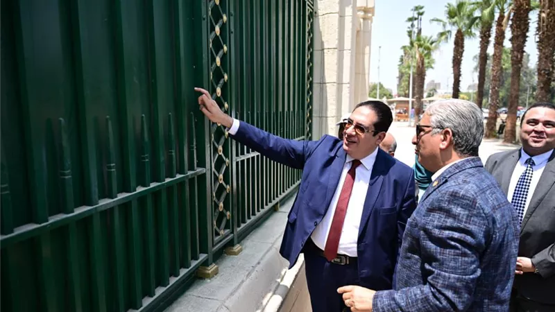 رئيس جامعة القاهرة يتفقد أعمال الترميم والصيانة لسور الحرم الجامعي