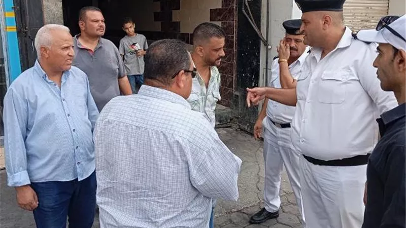 أسباب غلق جهاز مدينة 15 مايو لـ(15) محل بالتعاون مع شرط التعمير.. صور
