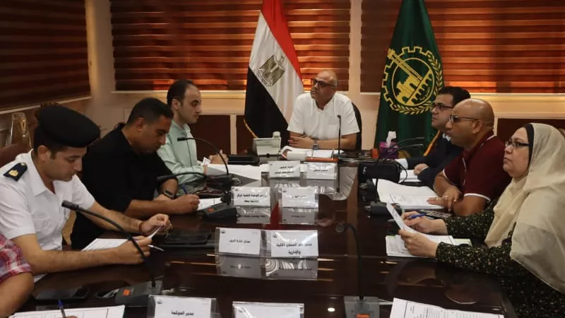 محافظ القليوبية يبحث تنظيم تراخيص الإعلانات وتعظيم مواردها