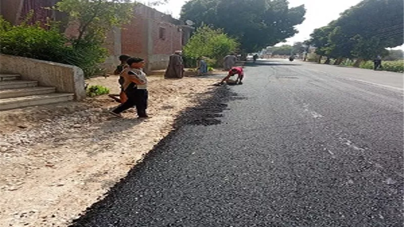 بدء أعمال رصف طريق 