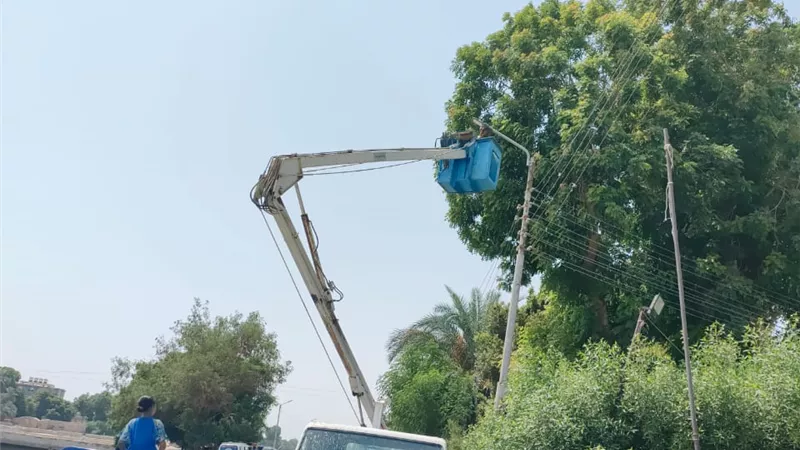 إنارة الطريق السريع بقرية الدير بإسنا جنوب الأقصر