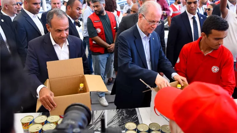 وزير الخارجية ورئيس الوزراء الفلسطيني يزوران المركز اللوجيستي لجميعة الهلال الأحمر المصري