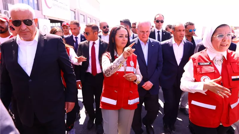 وزيرا التضامن والخارجية يصطحبان رئيس الوزراء الفلسطيني في زيارة للهلال الأحمر