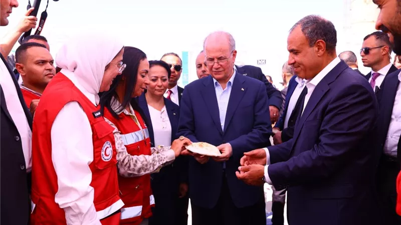 وزيرا التضامن والخارجية يتفقدان رفقة رئيس وزراء فلسطين المطبخ الإنساني للهلال الأحمر