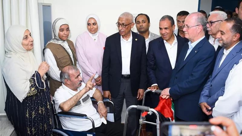 وزير الخارجية يرافق رئيس الوزراء الفلسطيني لزيارة الجرحى بمستشفى العريش
