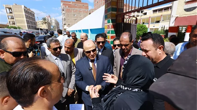 محافظ كفرالشيخ يستمع لشكاوى وطلبات المواطنين خلال جولته الميدانية