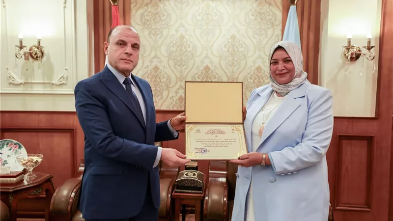 محافظ كفرالشيخ يكرم إدارة الاتصال السياسي