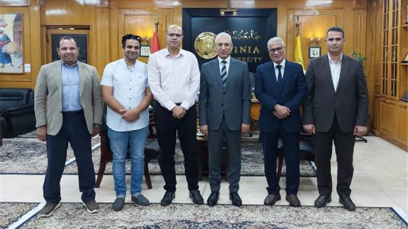 رئيس جامعة المنيا يلتقي بعالميْن في مجال صناعة السيارات