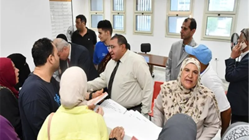 رئيس جامعة القناة يتفقد مكتب تنسيق جامعة الإسماعيلية الأهلية