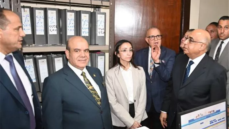 وزير العدل ومحافظ البحيرة يتفقدان الشهر العقارى بكفر الدوار