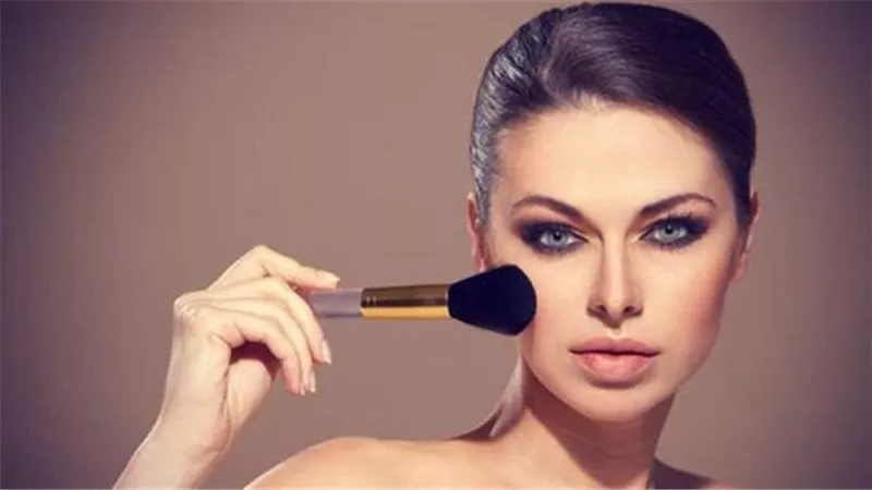هل ترغبين في مكياج احترافي؟ اتبعي هذه الخطوات لإطلالة مثالية