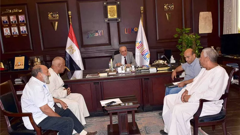 محافظ الأقصر يستقبل وفد قرية المدامود لبحث احتياجات القرية