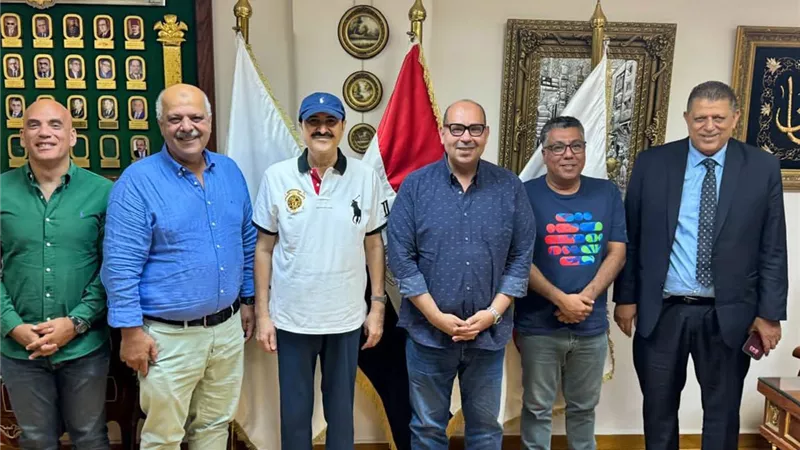 ياسر إدريس يستقبل وفد الاتحادين الكويتي والعربي للسباحة