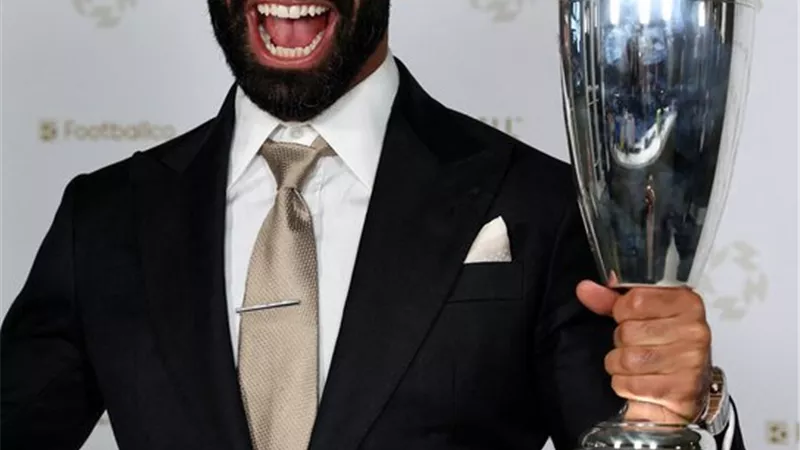 شاهد لحظة إعلان فوز وإستلام صلاح جائزة أفضل لاعب في البريميرليج