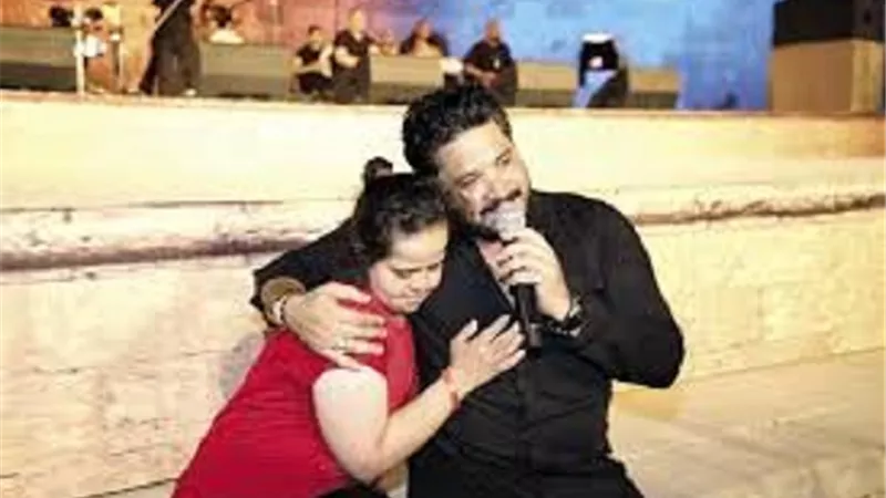 مصطفى حجاج يخطف الانظار مع طفل من ذوي الهمم في مهرجان القلعة