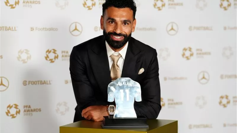 عم لاعبي العالم .. شاهد إبراهيم عبد الجواد يتغنى بالأسطورة صلاح