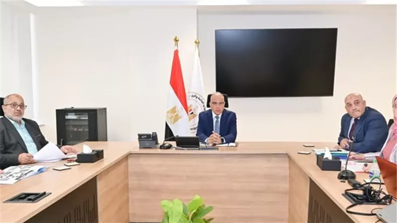 وزير الري يناقش تسهيل إجراءات التراخيص بهيئة حماية الشواطئ