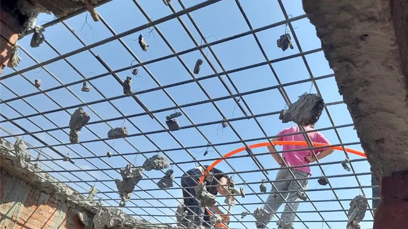 جهاز مدينة الشيخ زايد يزيل مخالفة بناء ببيت الوطن