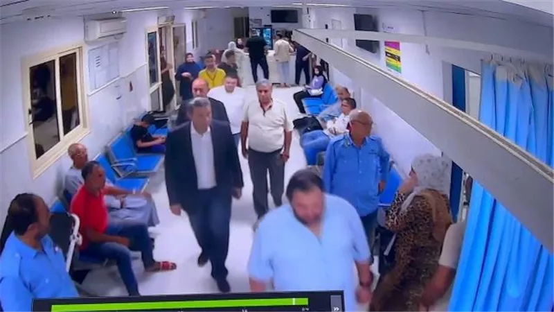 محافظ دمياط يفاجئ المستشفيات ليلا بمفرده بلا حراسة