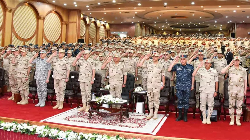 وزير الدفاع يلتقى مقاتلى المنطقة الشمالية العسكرية