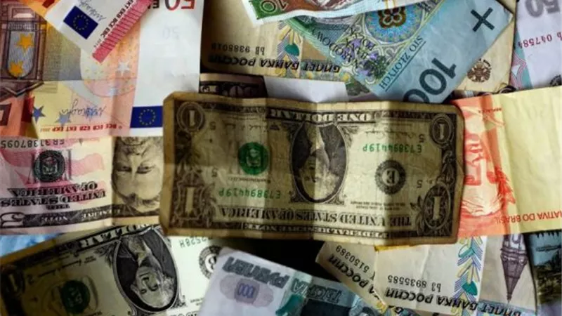 الدولار يرتفع قبيل اجتماع 