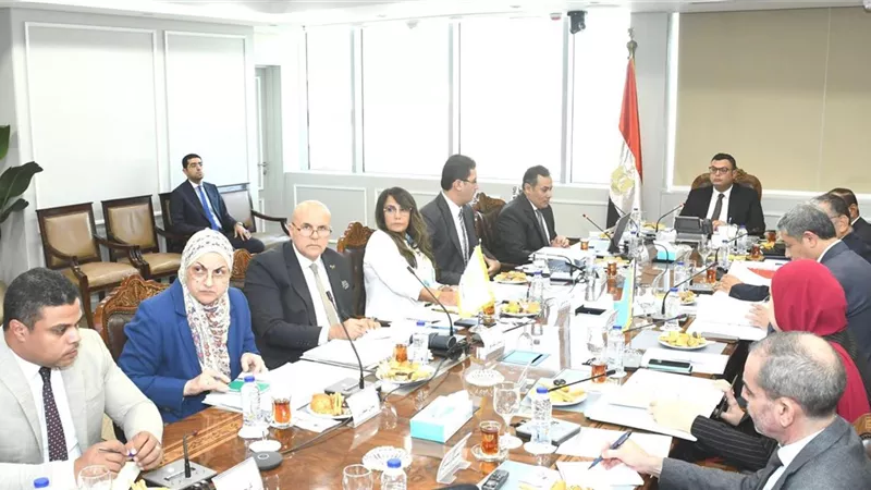 وزير الاسكان يناقش تحديث المخططات العامة للمراكز السياحية