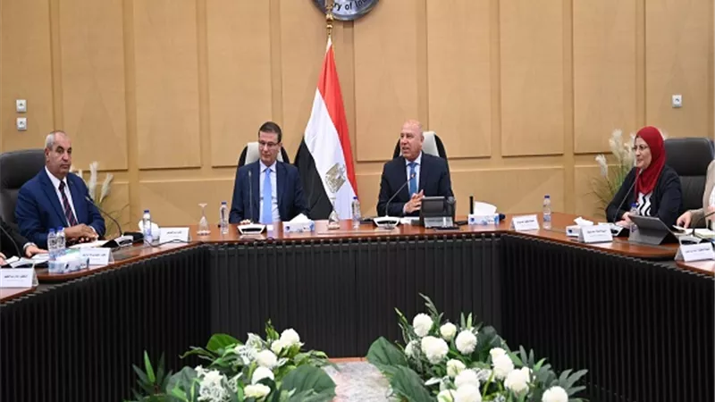 وزيرا الصناعة والزراعة يبحثان التوسع في تصنيع الزبيب وتوطين الكتان
