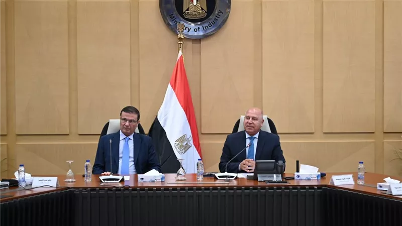 الوزير: البدء في دراسة شاملة لتحديد أفضل أساليب الاستفادة من الكتان