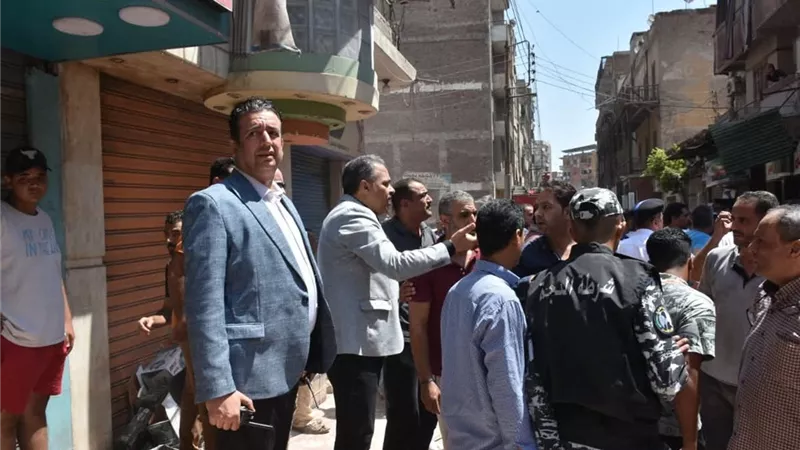 انهيارعقار سكنى بشارع تجارى بمدينة الزقازيق