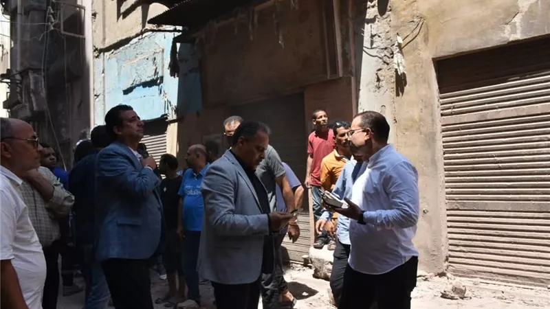 إصابة 5 أشخاص فى انهيار عقار بشارع تجارى بالزقازيق