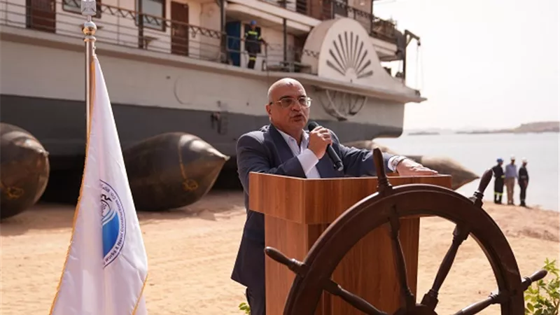 صيانة الفندق العائم أوجيني بأسوان وإنزاله للمياه