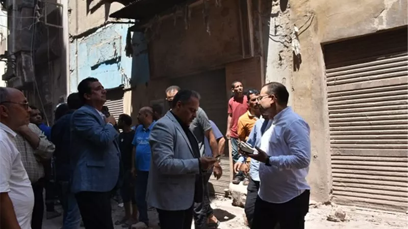 الأشموني يتفقد موقع انهيار عقار بشارع مولد النبي بالزقازيق
