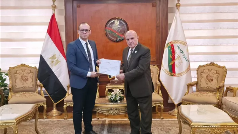 رئيس النيابةالإدارية يكرم أعضاء النيابة لجهودهم بانتخابات