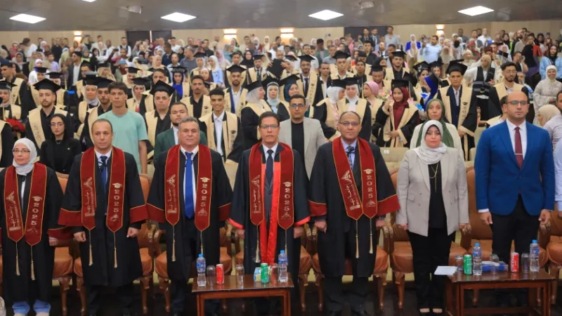 رئيس جامعة بنها يشهد حفل تخرج دفعة جديدة من طلاب زراعة مشتهر
