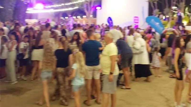 مهرجان الشارع يجذب السياح في فنادق الغردقة