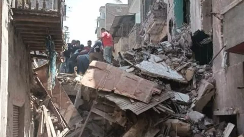 وفاة 3 أشخاص و7 مصابين فى حادث انهيار منزل بالزقازيق
