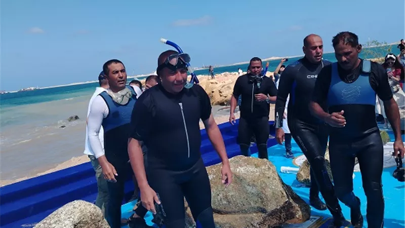 بالصور.. لحظه انتشال قطع أثرية غارقة من قاع البحر بأبو قير