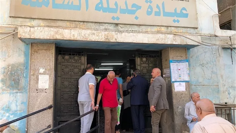 محافظ الدقهلية يتابع انتظام العمل داخل عيادة التأمين الصحي بجديلة