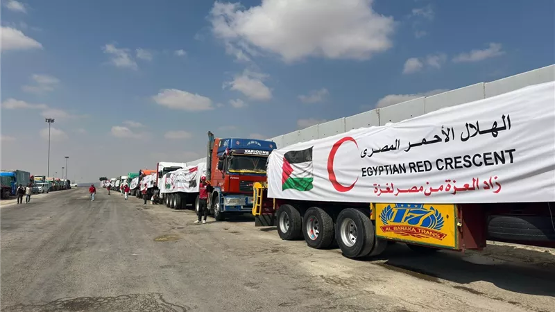 الهلال الأحمر المصري يدفع 180 شاحنة تحمل نحو 4400 طن مساعدات لغزة