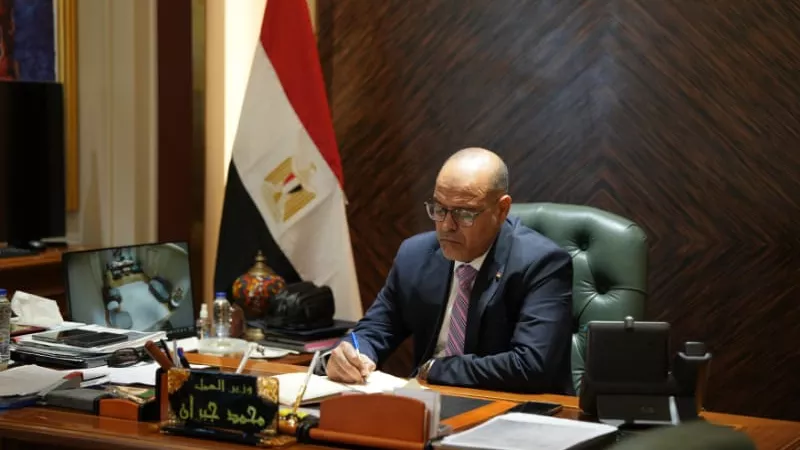 وزير العمل يحيل مفتشين 