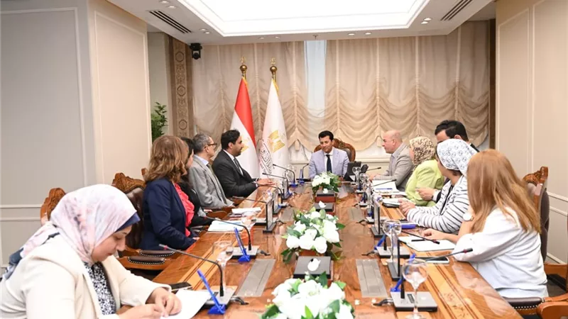 وزير الشباب يبحث التعاون مع المدير الإقليمي لهيئة إنقاذ الطفولة