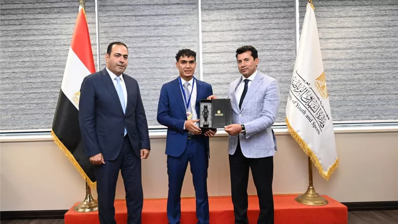 وزير الرياضة يلتقي بطل الكيك بوكس محمد راتب