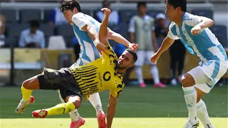 مدرب دورتموند يكشف أخر تطورات اصابة نجم الفريق